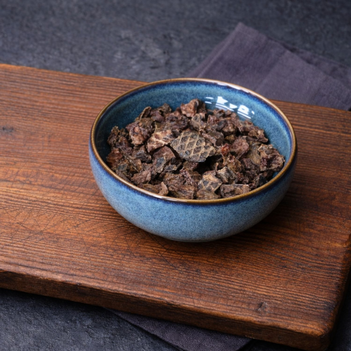 getrocknete Schweinelunge fuer Hunde in blauer...